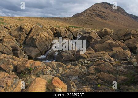 Chute D'Eau Le Long Du Sentier Tablelands Dans Le Parc National Du Gros-Morne Terre-Neuve Canada Banque D'Images