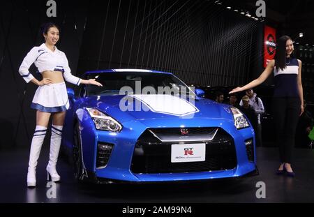 Chiba, Japon. 10 janvier 2020. Nissan Motorplays le modèle du 50ème anniversaire de la voiture de sport GT-R au salon automobile de Tokyo 2020 à Chiba, dans la banlieue de Tokyo, le vendredi 10 janvier 2020. Quelque 1 000 véhicules seront exposés lors d'un salon de trois jours sur mesure. Crédit: Yoshio Tsunoda/Aflo/Alay Live News Banque D'Images