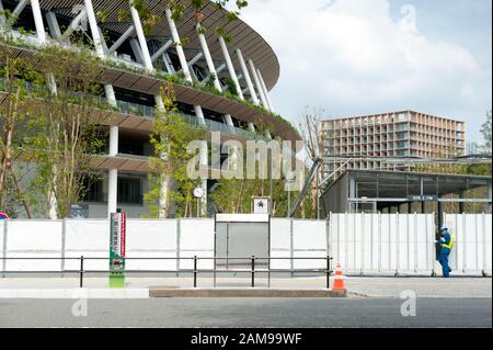 SHINJUKU CITY, TOKYO, JAPON - 30 SEPTEMBRE 2019: Vue perspective du nouveau stade national de Tokyo en construction pour l'Olympiade 2020 avec Mit Banque D'Images