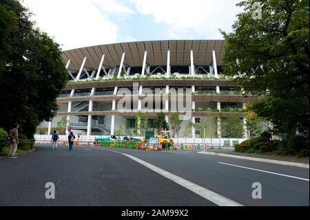 SHINJUKU CITY, TOKYO, JAPON - 30 SEPTEMBRE 2019: Vue de face du nouveau stade national de Tokyo en construction pour les Jeux Olympiques de 2020. Banque D'Images