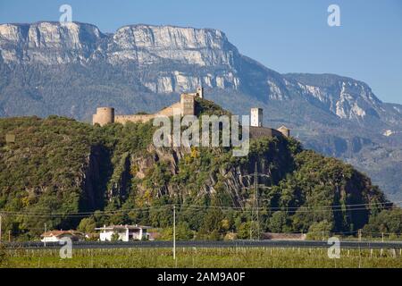 Château Sigmundskron près de Bolzano, dans le Tyrol du Sud Banque D'Images