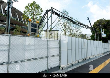 SHINJUKU CITY, TOKYO, JAPON - 30 SEPTEMBRE 2019 : vue sur la porte 1 du nouveau stade national de Tokyo en construction pour les Jeux Olympiques de 2020. Banque D'Images