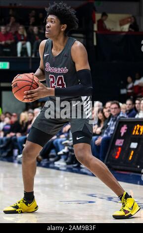 Moraga, CA États-Unis 11 janvier 2020. A. Santa Clara Broncos garde Jalen Williams (24)regarde passer le ballon pendant le match de basket-ball NCAA pour Homme entre Santa Clara Broncos et les Gaels de Saint Mary 67-66 gagner au Pavillon McKeon Moraga Calif. Thurman James/CSM/Alay Live News Banque D'Images