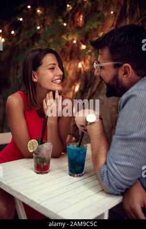 Beau homme datant de sa belle dame le jour de la Saint-Valentin. Banque D'Images