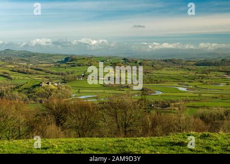 Vue sur la vallée de Tywi depuis la tour Paxtons Carmarthenshire South West Wales lors d'une journée hivernale ensoleillée en janvier Banque D'Images