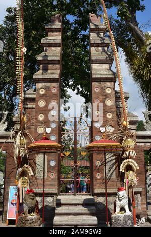 De grands piliers en briques avec une porte en métal formant l'entrée dans les locaux du palais d'eau de Tirta Gangga à Bali. Banque D'Images