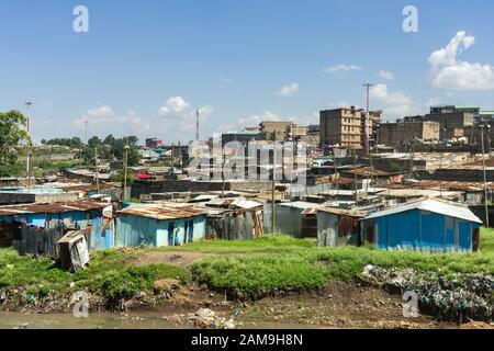 Vue sur la rivière Nairobi, les criques de Korogocho et d'autres bâtiments, Nairobi, Kenya Banque D'Images