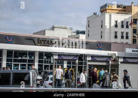 Entrée moderne à la gare de Sirkeci. Points de paiement à l'avance pour obtenir la carte électronique de passager. Les gens chargent de l'argent dans leurs cartes pour aller sur Banque D'Images