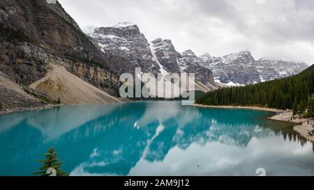 Vue panoramique sur le lac Moraine dans le parc national Banff, Alberta Canada Banque D'Images