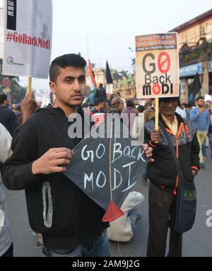 Kolkata, Inde. 11 janvier 2020. Des étudiants et d'autres manifestants ont organisé une manifestation contre PM Narendra Modi, qui a visité la ville . (Photo De Sandip Saha/Pacific Press) Crédit: Agence De Presse Du Pacifique/Alay Live News Banque D'Images