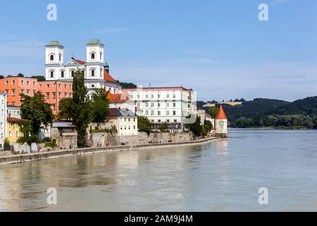 Passau, Allemagne, River Inn, front de mer avec église Banque D'Images