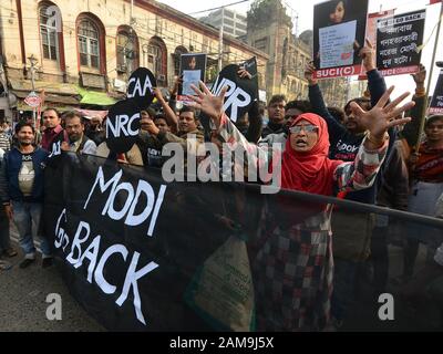 Kolkata, Inde. 11 janvier 2020. Des étudiants et d'autres manifestants ont organisé une manifestation contre PM Narendra Modi, qui a visité la ville . (Photo De Sandip Saha/Pacific Press) Crédit: Agence De Presse Du Pacifique/Alay Live News Banque D'Images