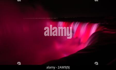 Les chutes du Niagara sont illuminées dans des couleurs rouges éclatantes Banque D'Images