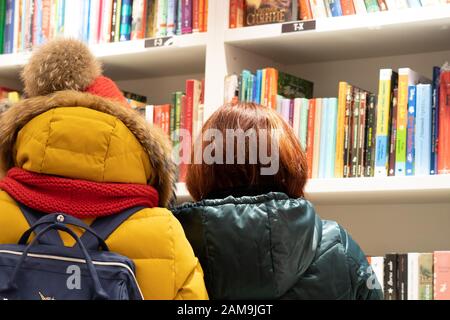 Yekaterinburg, Russie - Janvier 2020. Les femmes qui font des achats dans des vestes chaudes près des étagères dans un magasin. Banque D'Images