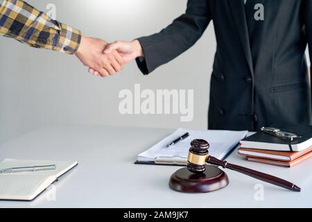 Avocat avocats ou main tremblante avec client après consultation de discuter d'un contrat client à l'audience, le juge service concept Banque D'Images