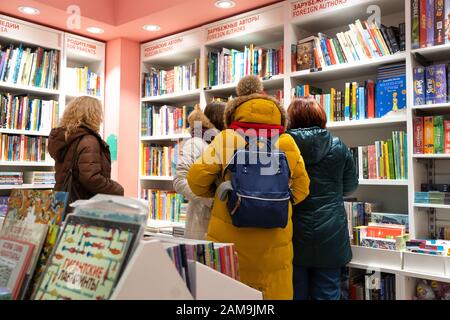 Yekaterinburg, Russie - Janvier 2020. Les femmes qui font des achats dans des vestes chaudes près des étagères dans un magasin. Banque D'Images