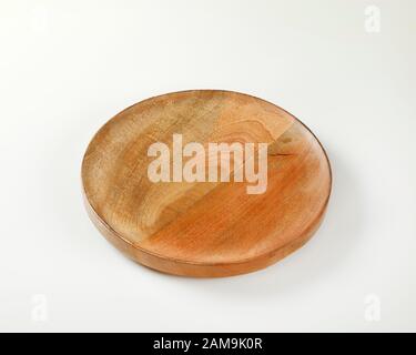 Plateau en bois rond vide pour servir du fromage, des fruits et d'autres aliments Banque D'Images