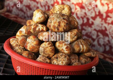 Les truffes récoltées dans les déserts d'Arabie Saoudite, d'Irak et d'Iran sont en vente sur le marché du Koweït Banque D'Images