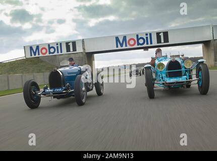 Bugatti Type 35 (voitures bleues) et Type 51 (voitures noires et turquoise) sur la piste de course Silverstone Northants UK Banque D'Images