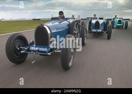 Bugatti Type 35 (voitures bleues) et Type 51 (voitures noires et turquoise) sur la piste de course Silverstone Northants UK Banque D'Images
