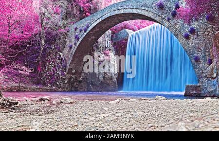 Paysage infrarouge de cascade à Trikala Thessaly Grèce - photographie en exposition longue Banque D'Images