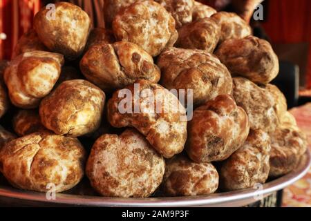 Les truffes récoltées dans les déserts d'Arabie Saoudite, d'Irak et d'Iran sont en vente sur le marché du Koweït Banque D'Images