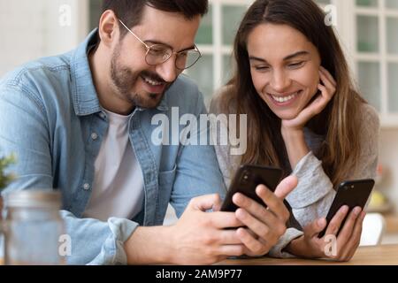 Un couple de jeunes familles heureux à passer du temps, à l'aide de la technologie moderne. Banque D'Images