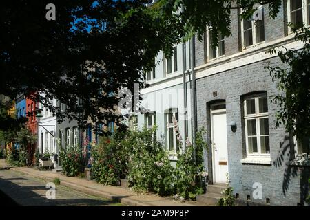 Les maisons en terrasses typiquement danoises avec leurs façades colorées. Bel exemple de design scandinave. Banque D'Images