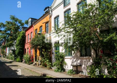 Les maisons en terrasses typiquement danoises avec leurs façades colorées. Bel exemple de design scandinave. Banque D'Images