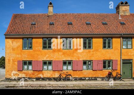 Les maisons en terrasses typiquement danoises avec leurs façades colorées. Bel exemple de design scandinave. Banque D'Images