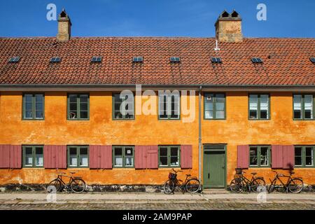 Les maisons en terrasses typiquement danoises avec leurs façades colorées. Bel exemple de design scandinave. Banque D'Images