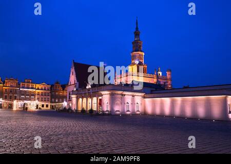La vieille place du marché avec des maisons historiques tenement et la tour de l'hôtel de ville Renaissance, par nuit à Poznan Banque D'Images