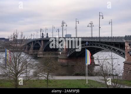 Mayence, Allemagne. 12 janvier 2020. Le Pont Theodor Heuss. Environ 44 000 voitures traversent le pont Theodor-Heuss entre Mayence et Wiesbaden tous les jours. Toutefois, à partir d'aujourd'hui, le passage à niveau du Rhin central sera fermé pendant quatre semaines en raison de travaux de rénovation. Les voyageurs doivent chercher d'autres moyens de transport. Crédit: Silas Stein/Dpa/Alay Live News Banque D'Images