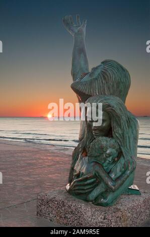 1900 Storm Memorial à Seawall Blvd, lever du soleil sur la mer, Galveston, Texas, États-Unis Banque D'Images