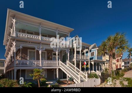 Maisons victoriennes à arcades sur Sealy Avenue dans le quartier historique de East End, Galveston, Texas, États-Unis Banque D'Images