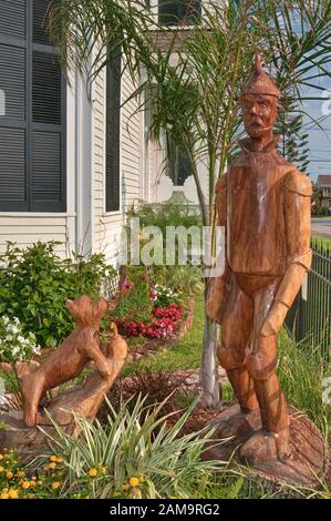 TiN Man et Toto, de l'assistant du film d'Oz, sculptés par James Philips à partir de chênes vivants détruits par l'ouragan Ike en 2008, Galveston, Texas, États-Unis Banque D'Images