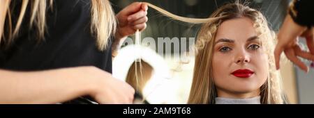 Belle femme Obtenir Curly Hairstyle à Salon Banque D'Images