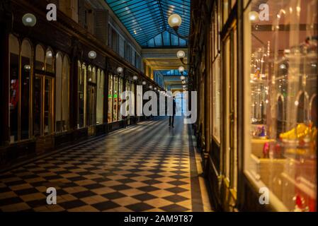 Vero-Dodat passage couvert, pris tôt le matin avec un homme non reconnaissable, pris pendant un matin d'hiver, Paris, France Banque D'Images