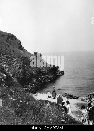 Image d'archive vers 1920 des visiteurs de Tintagel, Cornwall numérisé à partir du négatif original. Banque D'Images