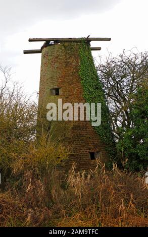 Vue sur les vestiges de l'usine de drainage du pont Ludham sur les Norfolk Broads à Ludham, Norfolk, Angleterre, Royaume-Uni, Europe. Banque D'Images