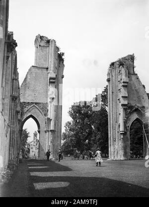 Image d'archive, vers les années 1920, de visiteurs à l'abbaye de Glastonbury, Somerset. Numérisé à partir d'un négatif en verre d'origine. Banque D'Images