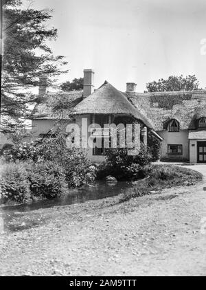 Image archivée vers 1925 du Royal Oak Inn, village de Winsford à Exmore, Somerset, Royaume-Uni. Numérisé à partir du négatif d'origine Banque D'Images