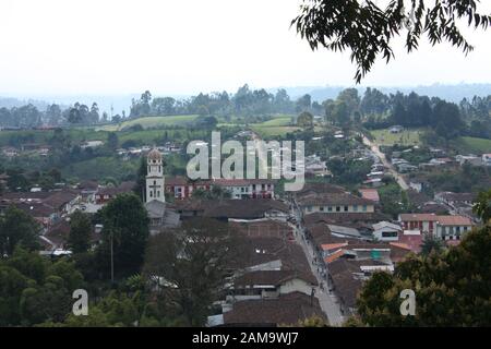 Vue aérienne de la petite paysanne andine village de Salento, dans le Quindio région du café, près du Parc Naturel de Cocora. Montagnes des Andes. Colomb Banque D'Images