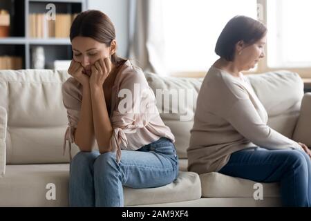 La mère et la fille adultes offensés évitent de parler après le combat Banque D'Images