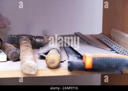 Outils de menuisier sur l'étagère. Marteau, scie, ciseau, et ainsi de suite. Selective focus Banque D'Images