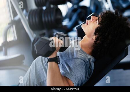 Vie saine et l'exercice de sport concept. Monter man working out in sport fitness club Banque D'Images