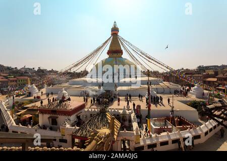 Katmandou, Népal - 17 novembre 2018: Les gens marchent autour de Bouchanath stupa à Katmandou, au Népal. Vue de dessus. Banque D'Images