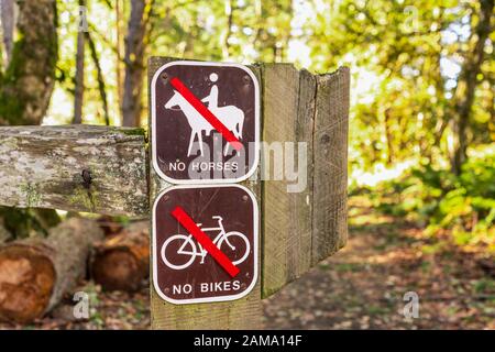 Des panneaux postés à l'entrée sur l'un des sentiers de randonnée, avertissant qu'il est fermé aux vélos et aux chevaux, Réserve de Redwoods du ruisseau Purisima, Santa Cruz Banque D'Images