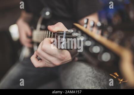 Gros plan sur les mains du guitariste. Guitarst joue un accord majeur-D sur une guitare électrique Banque D'Images