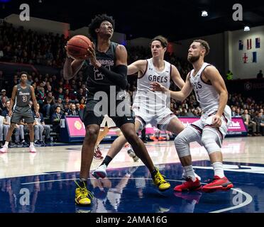 Moraga, CA États-Unis 11 janvier 2020. A. Santa Clara Broncos garde Jalen Williams (24) lutte pour la position dans la peinture pendant le match de basket-ball pour Homme NCAA entre Santa Clara Broncos et les Gaels de Saint Mary 67-66 gagner au Pavillon McKeon Moraga Calif. Thurman James/CSM/Alay Live News Banque D'Images